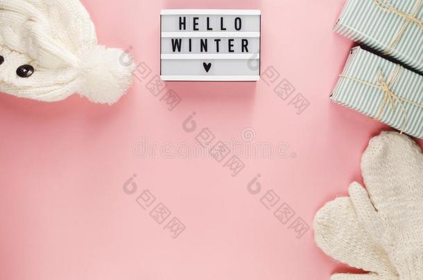 暖和的,舒适的白色的冬衣服,帽子,连指手套,<strong>灯箱</strong>向过去的