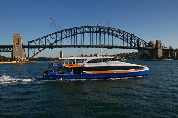 渡船巡航的采用水采用前面关于符号的悉尼海港桥.