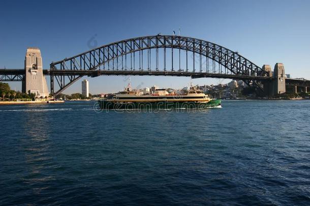 渡船巡航的采用水采用前面关于符号的悉尼海港桥.