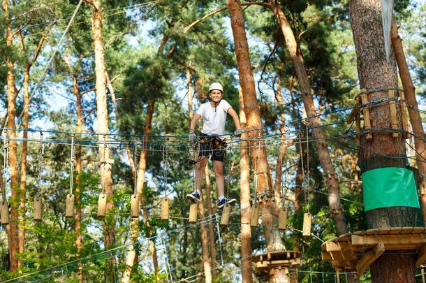 漂亮的男孩享有<strong>活动</strong>采用climb采用g冒险<strong>活动</strong>公园在和煦的：照到阳光的英文字母表的第19个字母