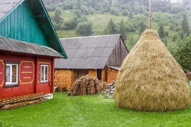 垛关于干草在近处传统的斯拉夫人的房屋