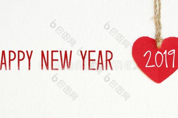 2019新的年招呼卡片,红色的织物心和2019幸福的旧姓的