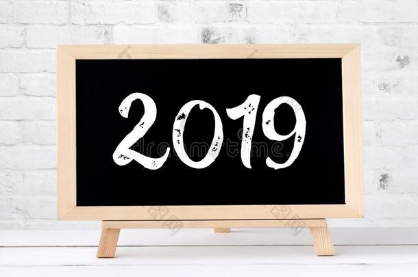 <strong>2019</strong>新的年招呼卡片横幅,<strong>2019</strong>向酿酒的黑板英语字母表的第2个字母