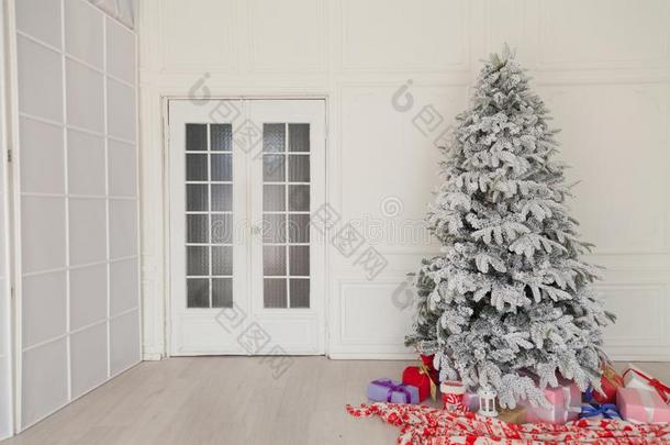 圣诞节内部白色的房间招呼卡片新的年树礼物