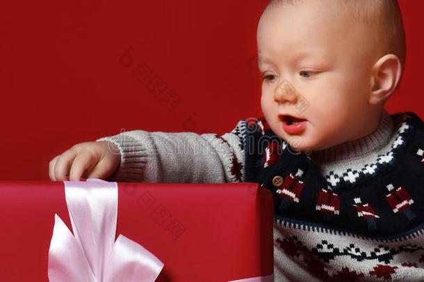 婴儿男孩和大的蓝色眼睛使人疲乏的暖和的毛衣一次采用frontal前沿