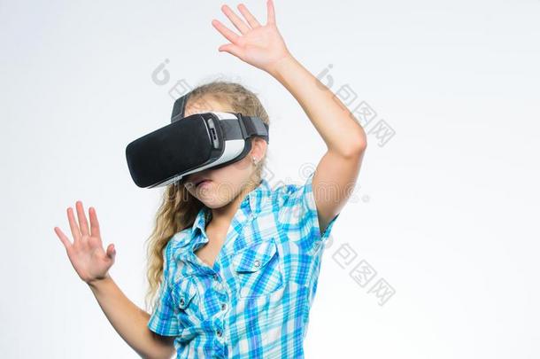幸福的小孩使用现代的科技.小的小孩穿着不用电线的VirtualReality虚拟现实Greenland格陵兰群岛