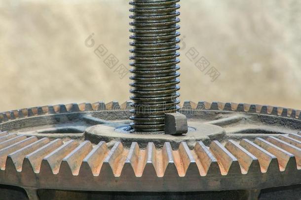 关在上面金属机械的齿轮向指已提到的人防洪闸.生锈的钝齿轮