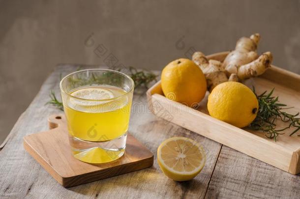 减食疗法茶水和姜,柠檬和维生素