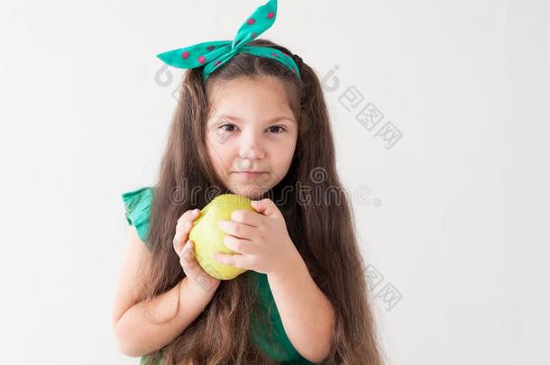 小的美丽的女孩牙医业牙苹果小的