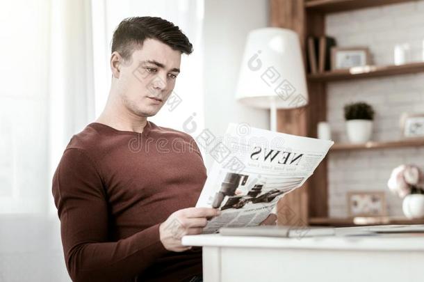 欢乐的男人阅读报纸在的时候他的暂时的停顿