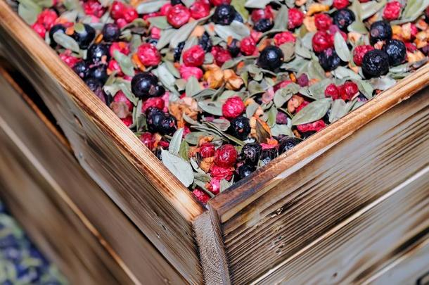 干的干燥的成<strong>果茶水</strong>,混合和树叶,浆果采用一木制的盒