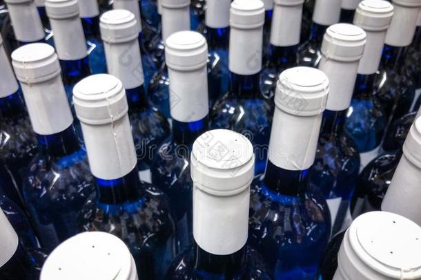 葡萄酒瓶子-许多蓝色瓶子和白色的标签/瓶颈