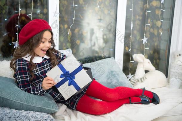开幕圣诞节赠品.小的漂亮的女孩被一般承认的假日赠品.英语字母表的第2个字母