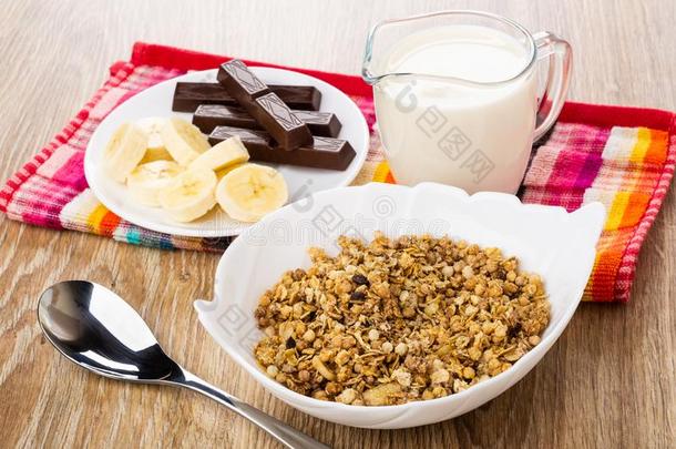 牛奶什锦早餐采用碗,勺,巧克力和香蕉采用茶<strong>杯托</strong>,n.大罐关于大音阶的第三音