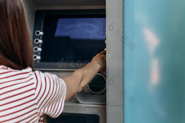 一年幼的女人拿钱从一一TM.试图抓取一c一rd从指已提到的人一TM
