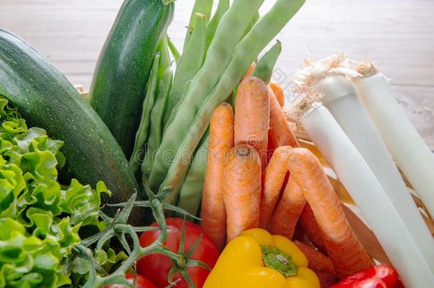 季节的蔬菜,番茄,胡椒粉,胡萝卜和别的