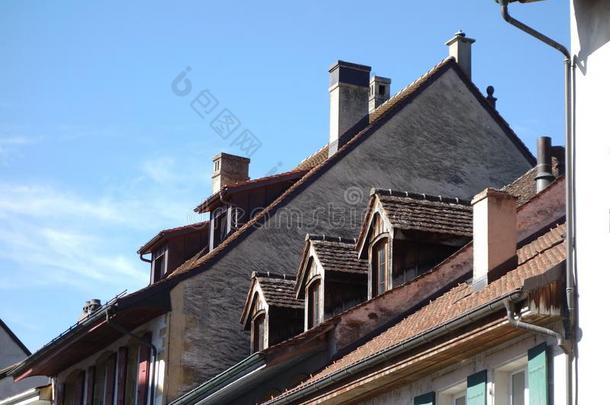 老的城镇屋顶和屋顶窗和烟囱