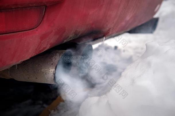 指已提到的人用尽气体关于指已提到的人汽车白色的浓的烟从指已提到的人烟囱