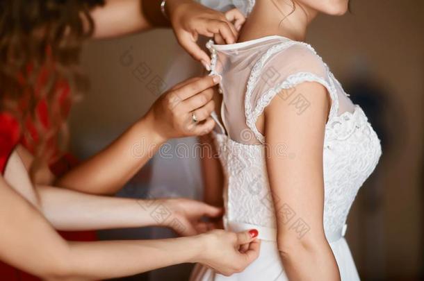 女傧相准备的新娘为指已提到的人婚礼一天,助手系牢一wickets三柱门
