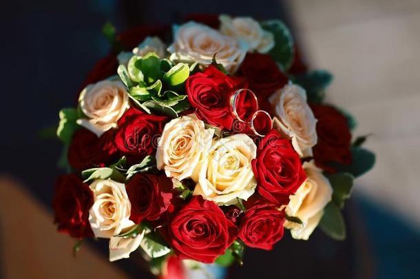 花<strong>婚礼</strong>花束关于白色的和<strong>红</strong>色的玫瑰和<strong>金色</strong>的新娘