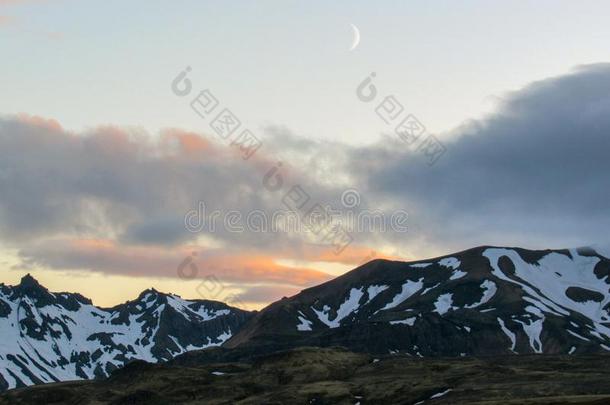 叙事诗日落在上面艾雅法拉火山和梅尔达尔·乔卡尔l和scape,