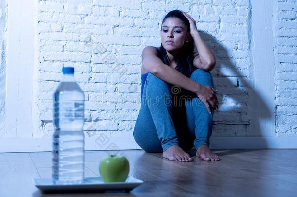 情绪低落的饥饿年幼的女人向苹果和<strong>水日</strong>常饮食