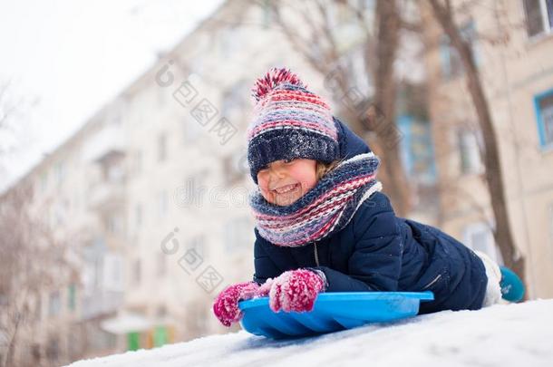 雪冬乐趣和小孩