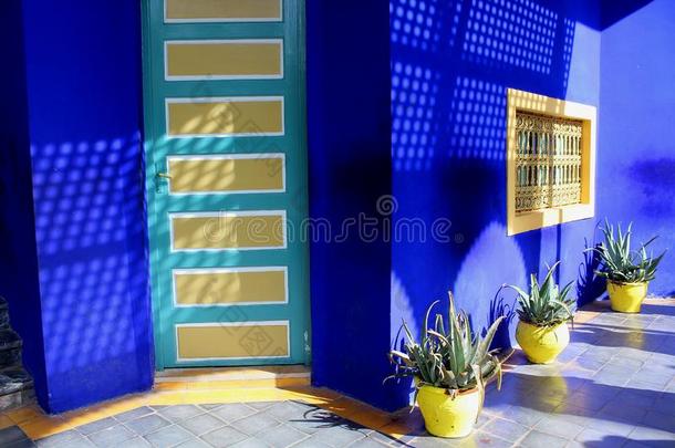 马格里尔花园-蓝色墙关于指已提到的人博物馆和盆栽的植物一