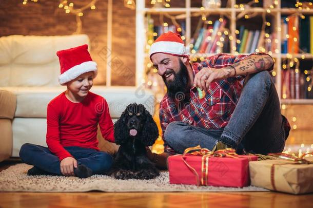圣诞节幸福的<strong>男</strong>孩和父亲和小狗