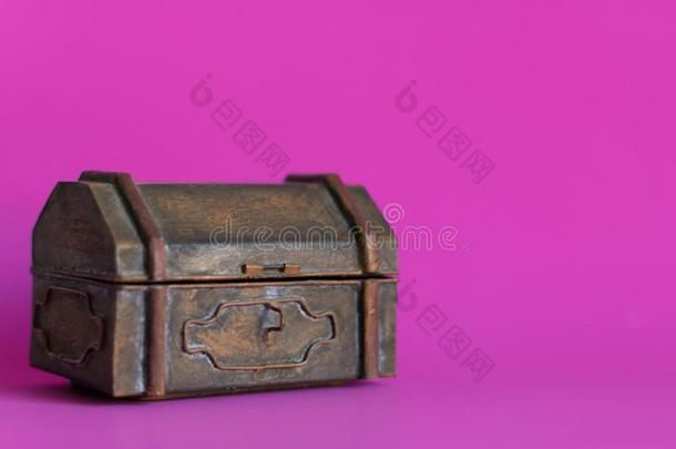 一老的金属盒向粉红色的背景