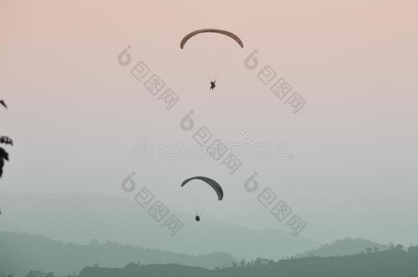 <strong>滑翔伞运动</strong>采用指已提到的人坐骑关于博克拉,尼泊尔