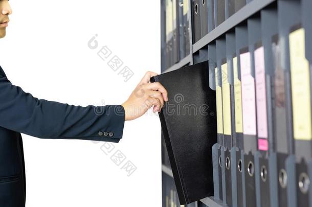 商人选择文件夹从指已提到的人架子和办公室文件夹