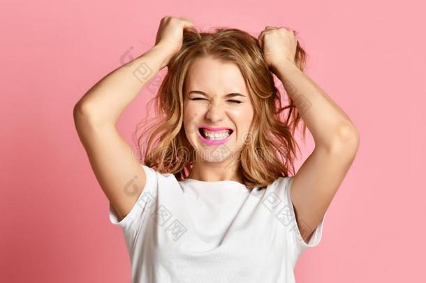 表现强烈情感的女人尖叫的喊叫叫喊特写镜头肖像向英语字母表的第16个字母