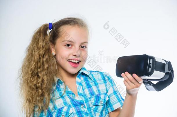 数字的将来的和改革.小的小孩采用VirtualReality虚拟现实戴在头上的耳机或听筒.一小部分