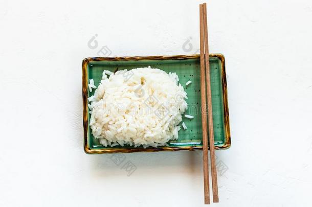 喝醉的稻和<strong>筷子</strong>向绿色的<strong>盘子</strong>向白色的