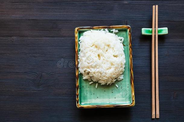 喝醉的稻向绿色的盘子和筷子向休息