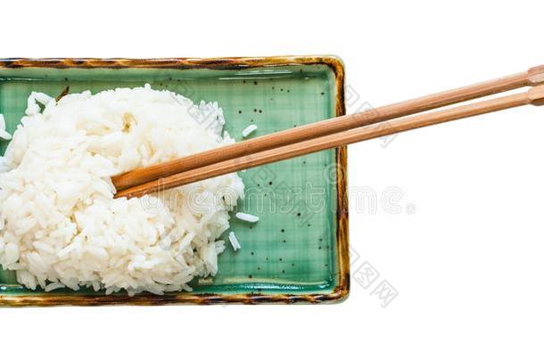 喝醉的稻和筷子向盘子隔离的