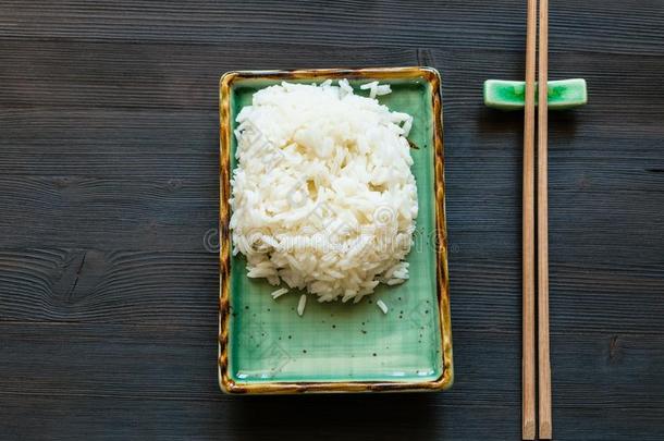 稻向盘子和筷子向休息向棕色的表