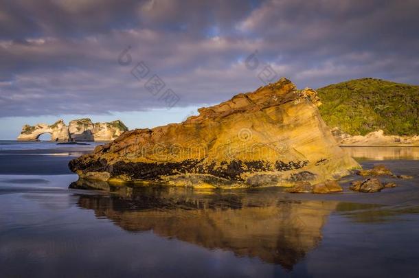 岩石形成向瓦拉里基海滩,新的西兰岛