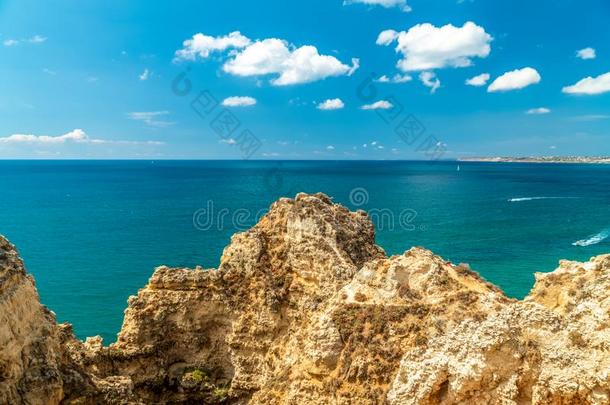 洋风景和岩石和悬崖在拉各斯湾海岸采用港口