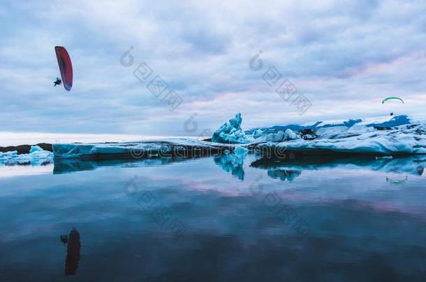 乔库萨隆冰河环礁湖向指已提到的人南方关于冰岛,富有色彩的脑袋