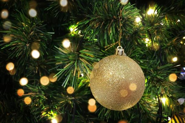 关在上面<strong>圣诞节</strong>球绞死向树和金色的焦外成像<strong>暖</strong>和的英语字母表的第3个字母