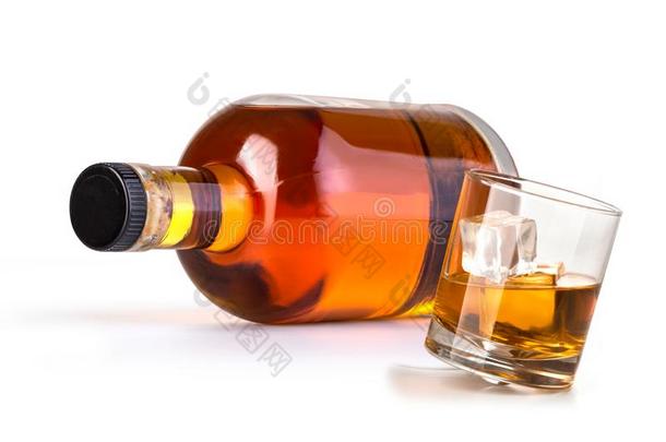 <strong>威士忌酒瓶</strong>子和玻璃