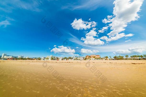 云越过<strong>世界著名</strong>的威尼斯海滩采用Los安杰利斯的简称安杰利斯