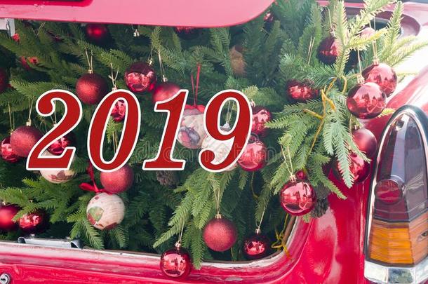 <strong>2019圣诞节</strong>和新的年概念,一断开的红色的汽车树干费尔