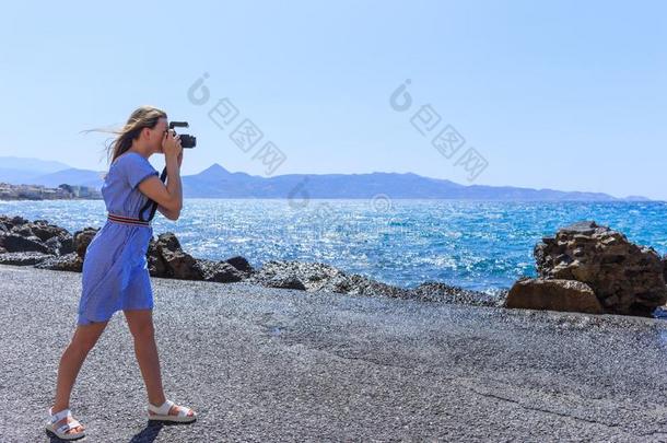 女人摄影师自然摄影师射击指已提到的人海.旅行