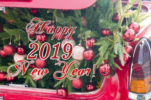 2019圣诞节和新的年概念,一断开的红色的汽车树干费尔