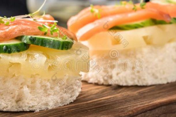 意大利烤面包片干杯关于白色的面包和部分关于菠萝库库姆贝