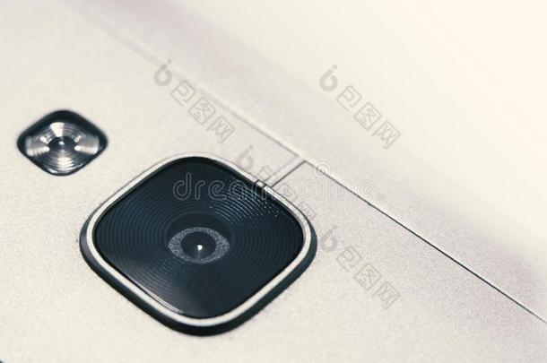 关-在上面射手关于可移动的电话照相机透镜和使闪光和白色的英语字母表的第2个字母