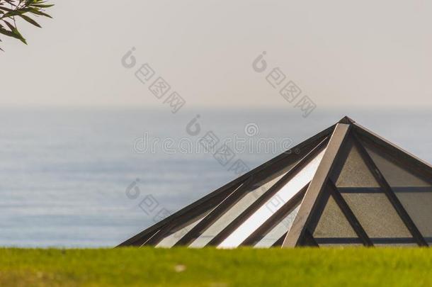 美丽的<strong>金字塔</strong>形的/<strong>金字塔</strong>天窗在近处英语字母表中的第四个字母.轶事海滩采用湖